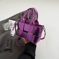 Violette Mini-Handtasche mit Metallic-Finish, Flecht-Design und abnehmbarem Schultergurt - Lila