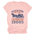 Détail de l'imprimé rétro sur le t-shirt rose en coton à manches courtes et col rond - Rose