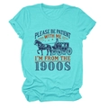 Détail de l'imprimé carrosse vintage et slogan rétro sur un t-shirt sarcelle à col rond - Bleu Eau Profonde
