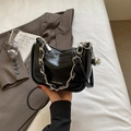 Petit sac carré noir à texture crocodile avec chaîne argentée et pendentif boule métal - Noir