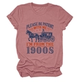 Détail d'un t-shirt rose à col rond avec motif calèche vintage et texte rétro - Or rose