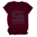 Détail de l'imprimé vintage de calèche et typographie sur t-shirt en coton bordeaux - Bordeaux