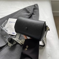 Minimalistische schwarze Zylindertasche mit gemustertem breitem Web-Schultergurt - Schwarz