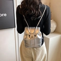Metallischer silberner Rucksack mit Kettenriemen und Metallverschluss im Korea-Stil - Silber