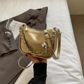 Sac bandoulière bronze métallisé avec texture crocodile et chaîne argentée sur tissu - Doré
