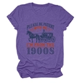 Détail du t-shirt en coton violet avec motif de calèche vintage et slogan amusant - Violet