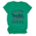 Détail de l'imprimé calèche rétro sur un t-shirt en coton vert avec texte vintage - Vert Foncé