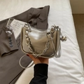 Sac bandoulière argenté métallisé avec grosse chaîne en argent et breloque boule - Argenté