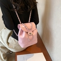 Rosa glänzender Mini-Rucksack aus Lackleder mit silbernen Ketten und Drehverschluss - Rosa