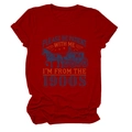 Détail du t-shirt bordeaux avec imprimé calèche vintage et texte Please Be Patient - Rouge
