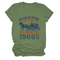 Détail du t-shirt vert olive avec slogan rétro imprimé sur un tissu en coton doux - Vert olive