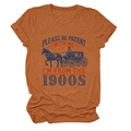 Détail de l'imprimé carrosse vintage et texte rétro sur le T-shirt orange brûlé - Orange Brûlé