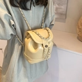 Schicker Mini-Rucksack in Creme aus glänzendem Leder mit silberner Kette für Damen - Gelb
