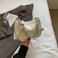 Sac bandoulière crème motif crocodile avec chaîne argentée et breloque métallique - Blanc Cassé