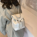 Sac à dos crème en cuir brillant avec bandoulière chaîne et boucle rotative argentée - Blanc
