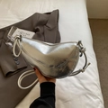 Silberne Umhängetasche in Halbmondform mit Knitteroptik und Knotendetails am Träger - Silber