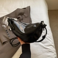 Glänzende schwarze Halbmond-Tasche mit geknotetem Schultergurt und silbernen Metalldetails - Schwarz