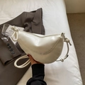 Minimalistische weiße Halbmond-Schultertasche mit Knotengurt und silbernen Beschlägen - Cremeweiß