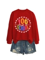 Detailansicht des 100 Days of School Sweatshirts mit Rippbündchen und Denim-Shorts - S / Rotes Sweatshirt (Weiße Grafik)