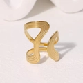 Detailopname van een holle gouden golfring met fijne parallelle lijnen textuur - Goud (F483)