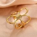 Minimalistischer goldener Blumenring mit Struktur auf champagnerfarbenem Seidenhintergrund - Goldenes hohles Blumendesign (F1017)