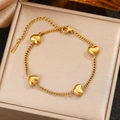 Gepolijste 18K vergulde roestvrijstalen armband met 3D-hartjes op een satijnen doos - Gouden Hartstijl (F1611)