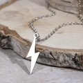 Collana con ciondolo a fulmine in acciaio inossidabile su una fetta di legno naturale - Argento (F1512)