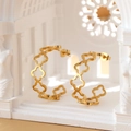Detail des hohlen Kleeblatt-Kettendesigns an großen goldenen Creolen aus Edelstahl - Goldener Hohler Kleeblatt-Stil (F201)