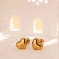 Gepolijste gouden 3D hart oorknopjes met veilige schroefsluiting op witte sokkel - Gouden Stijl (C9677)