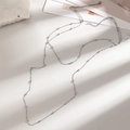 Minimalistische doppellagige Silberkette mit Perlen auf weißem Stein und Schatten - Silberfarbener Doppellagiger Perlenstil (C7012)