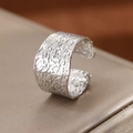 Anillo ancho plateado en forma de C con textura martillada y estilo vintage - Textura de Lava Plateada (C6700)