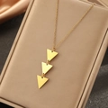 Collar largo dorado de acero inoxidable con tres colgantes triangulares sobre cuero beige - Estilo de Colgante de Triángulo Triple Dorado (F871)