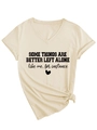 Detail van beige T-shirt met V-hals voorzien van tekstprint met hart en modieuze knoop - S / Zand (Zwarte Print)