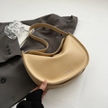 Bolso tote beige en forma de media luna de cuero mate con correa ancha - Albaricoque