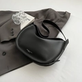 Bolso tote de media luna en cuero mate negro minimalista con logo plateado y bandolera - Negro