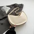 Bolso hobo chic blanco crema con correa de logo sobre una elegante chaqueta gris - Blanco Roto