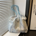 Zomerse canvas draagtas in lichtblauw en paars met witte geborduurde bloemdetails - Blauw