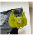 Bolso medialuna verde neón con asa de nudo y hebilla en D dorada sobre traje gris - Verde