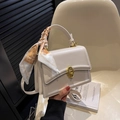 Schicke cremeweiße quadratische Handtasche mit Goldschloss und dekorativem Seidenschal - Gebrochenes Weiß