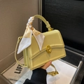 Hellgelbe quadratische Tasche mit goldenem Drehverschluss und gebundenem Seidentuch - Gelb
