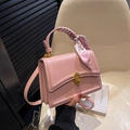 Rosa quadratische Handtasche mit Seidenschal-Griff und goldenem Drehverschluss im Design - Rosa