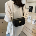 Elegante borsa sottobraccio in pelle nera da donna con fibbia a semicerchio dorata - Nero