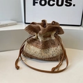 Französische gestreifte Stroh-Eimertasche mit Lederkordelzug und Schultergurt - Gebrochenes Weiß