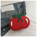 Bolso bandolera en forma de cereza roja con cadena dorada y detalle de hoja verde - Rojo