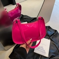 Borsa sottobraccio retrò in pelle verniciata rosa rosa con finitura lucida e cinturino - rosa acceso