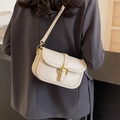 Elegante borsa a tracolla bianco crema con fibbia metallica dorata a ferro di cavallo - Bianco Sporco