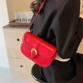 Borsa a tracolla in pelle rossa con fibbia a mezzaluna dorata e spallina elegante - Rosso