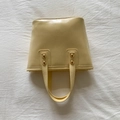 Elegante bolso de hombro amarillo crema con remaches dorados y doble asa - Amarillo