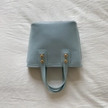 Bolso bandolera vintage azul claro en cuero con remaches dorados y asa superior - Azul