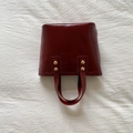 Elegante bolso bandolera de cuero burdeos con remaches dorados y asas cortas - Rojo